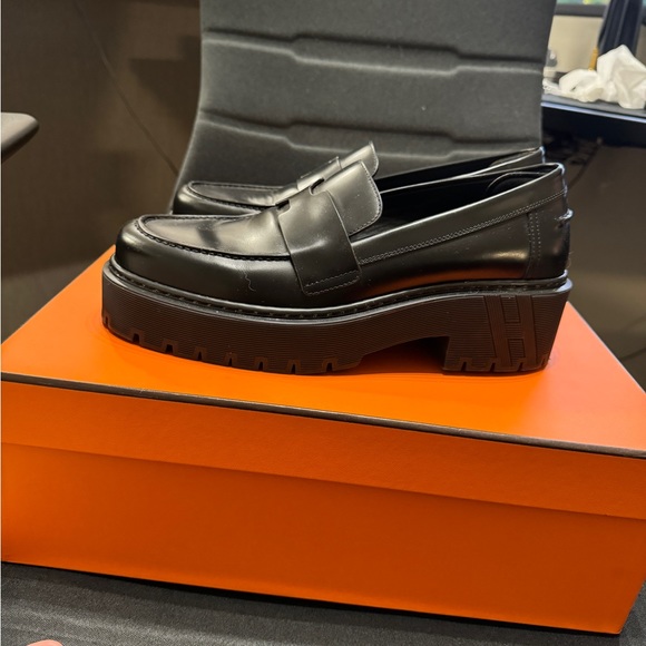 Authentic hermes. Woman. Loafers.  Size 38.  Good for 7.5-8. - Picture 1 of 6